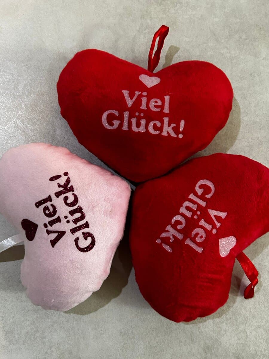 Stoffherz mit Botschaft „I love you“ und „Viel Glück!“