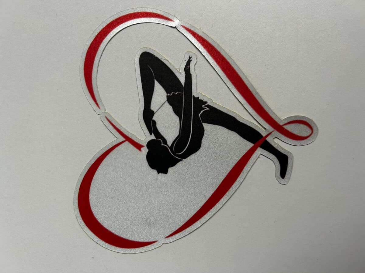 Wandtattoo / Aufkleber Gymnastin mit Band im Herz