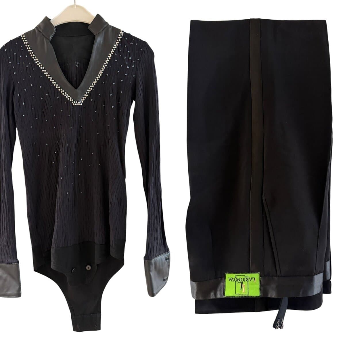 Larionova Latino Turnieroutfit Herren Schwarz – Maßgeschneidertes Latinhemd & Tanzhose mit Echtleder und Strass Gr. 164–170